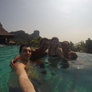 Grupinho maravlha na piscina do Railay Princess em Railay East