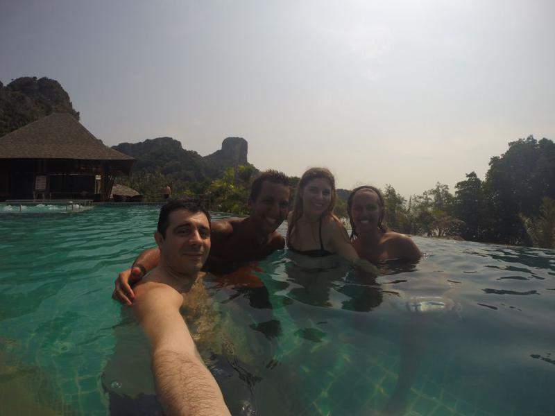 Grupinho maravlha na piscina do Railay Princess em Railay East