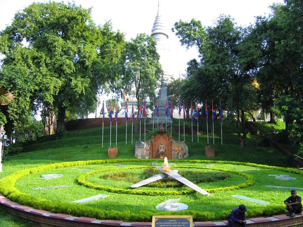 a1.bp.blogspot.com__7fvSihZPC3g_VPeox0l_T6I_AAAAAAAABRw__4fM19yM3E8_s1600_WatPhnom_PhnomPenh.JPG