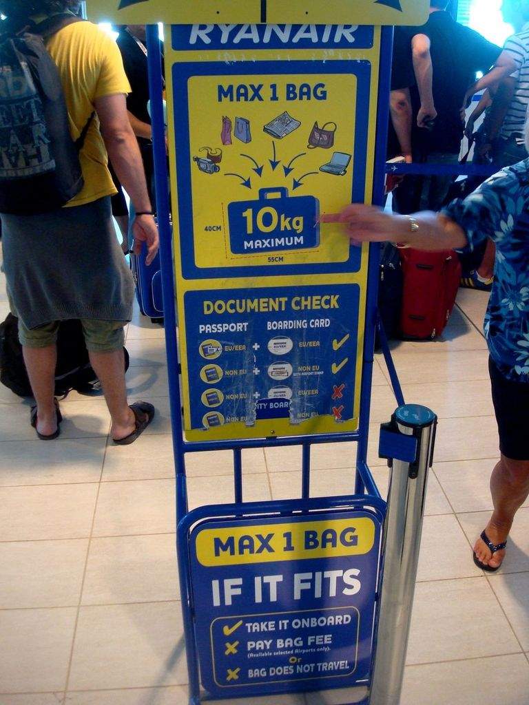 a1.bp.blogspot.com__BnOP43Mv_PY_SkzsrXYluCI_AAAAAAAAMWo__G4tdM39UgM_s1600_Ryanair_Bag_Check.jpg