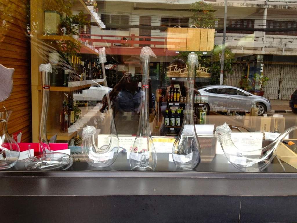 a3.bp.blogspot.com__EiP7_KDqZZ4_VKXAmoZhm0I_AAAAAAAAA30_9v_xz24o87w_s1600_decanters.jpg