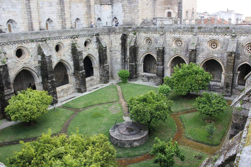 adl.dropboxusercontent.com_u_59751769_Evora_Claustro.jpg