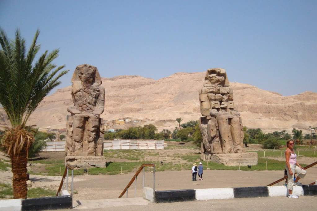 ai1045.photobucket.com_albums_b452_hdptuga_Egypte_LouxorColossesdeMemnon1.jpg