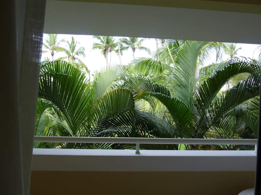 ai1051.photobucket.com_albums_s425_acristina1_Samana_202012_20Report_11Quarto5202varanda.jpg