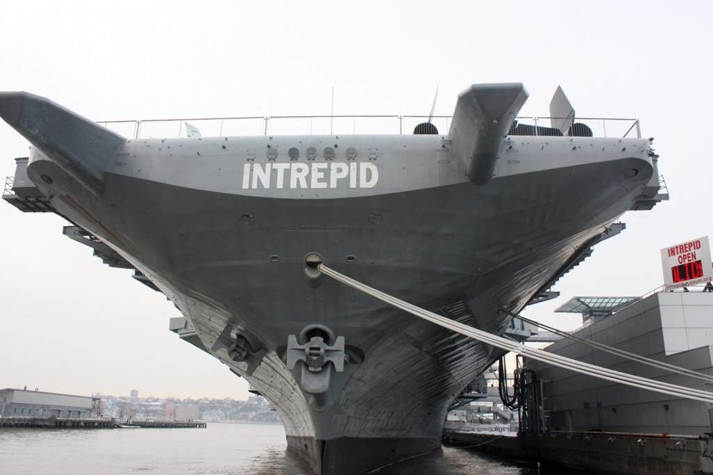 ai1200.photobucket.com_albums_bb329_RuiMSa_NovaIorque_Dia31Intrepid_IMG_4773.jpg