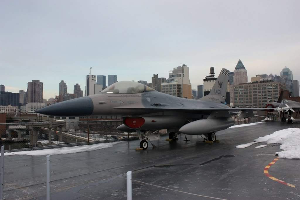 ai1200.photobucket.com_albums_bb329_RuiMSa_NovaIorque_Dia31Intrepid_IMG_4797.jpg