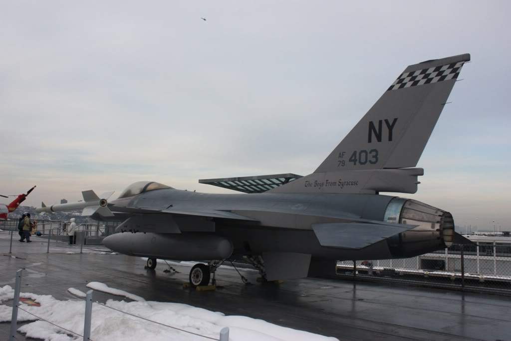 ai1200.photobucket.com_albums_bb329_RuiMSa_NovaIorque_Dia31Intrepid_IMG_4801.jpg