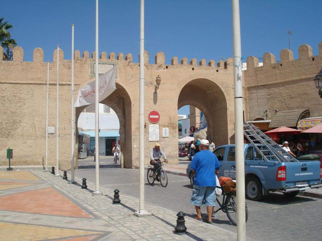 ai1220.photobucket.com_albums_dd451_Teresa_Raquel_Tunisia_202_20Dia_Kairoan_Medina_Entrada.jpg