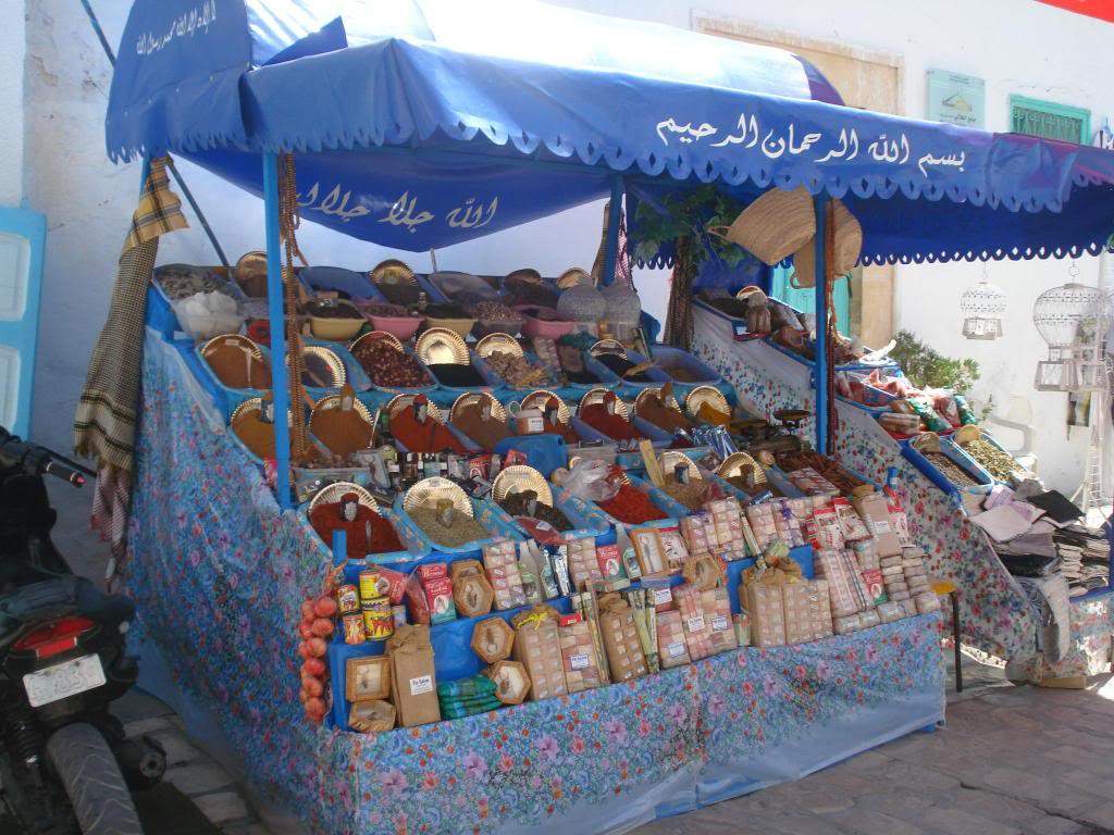ai1220.photobucket.com_albums_dd451_Teresa_Raquel_Tunisia_202_20Dia_Kairoan_Medina_Interior1.jpg