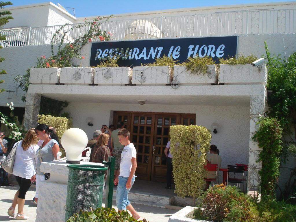ai1220.photobucket.com_albums_dd451_Teresa_Raquel_Tunisia_202_20Dia_Kairoan_RestaurantedoAlmoo.jpg