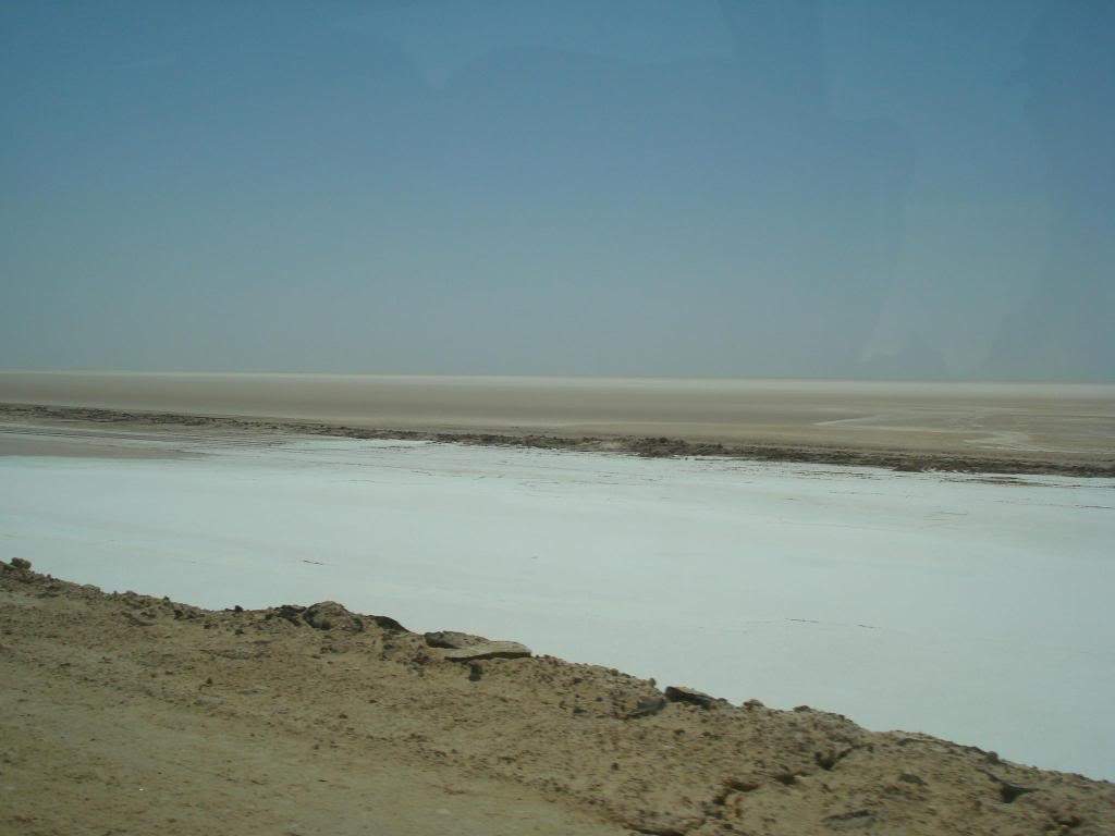 ai1220.photobucket.com_albums_dd451_Teresa_Raquel_Tunisia_203_20Dia_LagoSalgadodeChottElDjerid1.jpg
