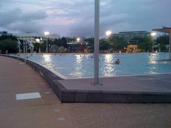 ai1290.photobucket.com_albums_b526_lufialho1_australia2010_piscinacairns_zps183c8131.jpg
