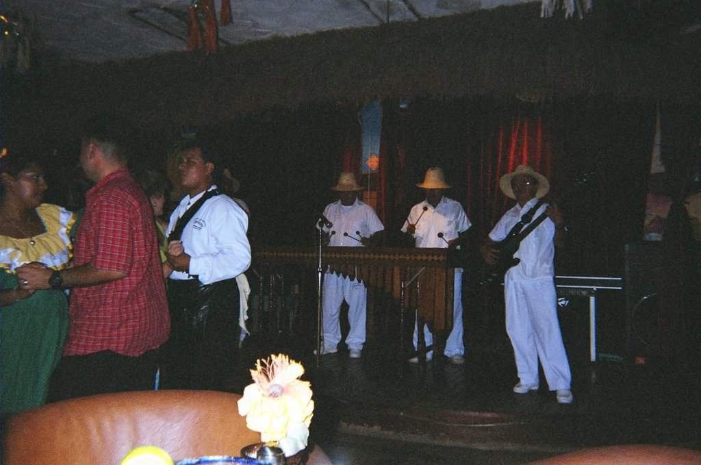 ai1347.photobucket.com_albums_p712_Rui_Araujo_Facebook_Cancun_175640_10150144914696140_224310_o.jpg