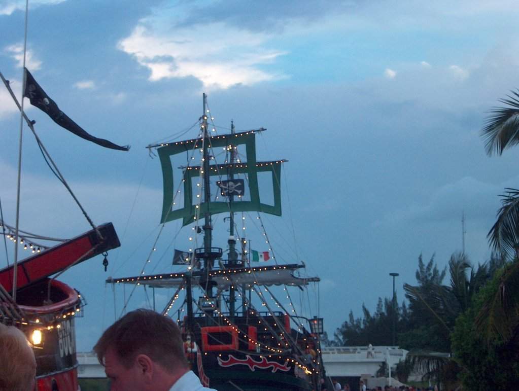 ai1347.photobucket.com_albums_p712_Rui_Araujo_Facebook_Cancun_176185_10150144903076140_4812872_o.jpg