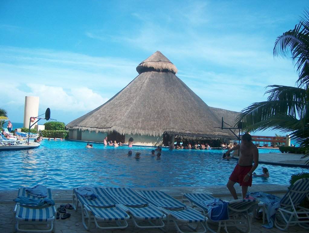 ai1347.photobucket.com_albums_p712_Rui_Araujo_Facebook_Cancun_176186_10150144899246140_4837234_o.jpg