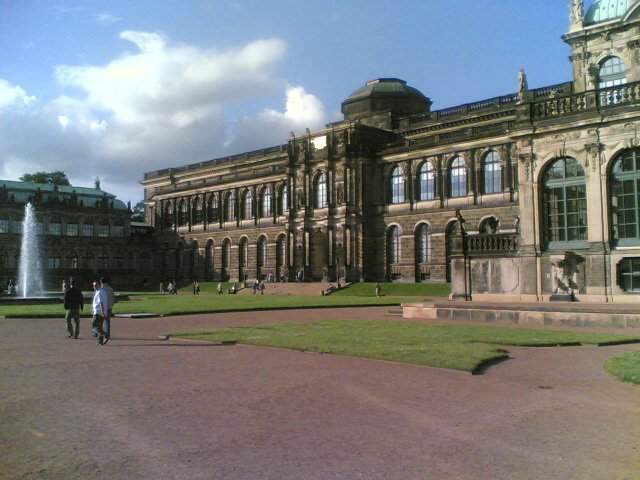ai1347.photobucket.com_albums_p712_Rui_Araujo_Facebook_Dresden_30490_424280566139_6004118_n.jpg