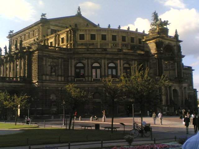 ai1347.photobucket.com_albums_p712_Rui_Araujo_Facebook_Dresden_30490_424280571139_5950899_n.jpg