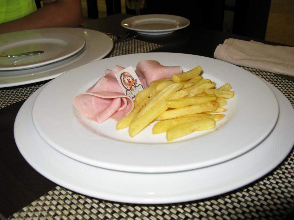 ai1353.photobucket.com_albums_q673_oscarreis_MontebeloAguieira_AnivCasam_IMG_5192_zps737e1c31.jpg