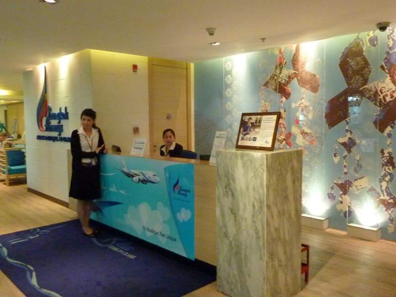 ai1353.photobucket.com_albums_q678_NECM_LoungeBKK2Cpia_zps120390ac.jpg