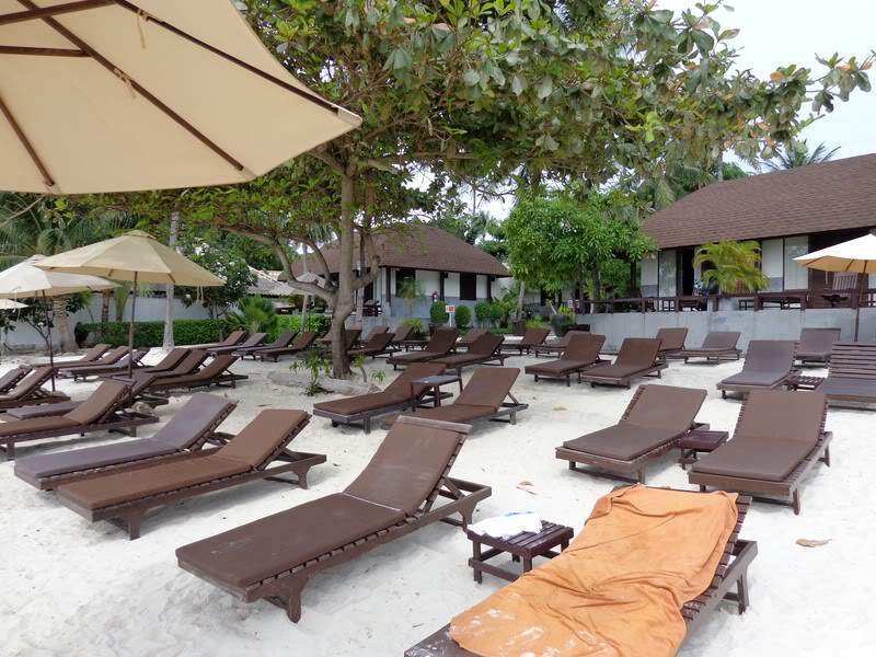 ai1353.photobucket.com_albums_q678_NECM_PraiaChawengfrenteaohotel1Cpia_zps0b647f3d.jpg