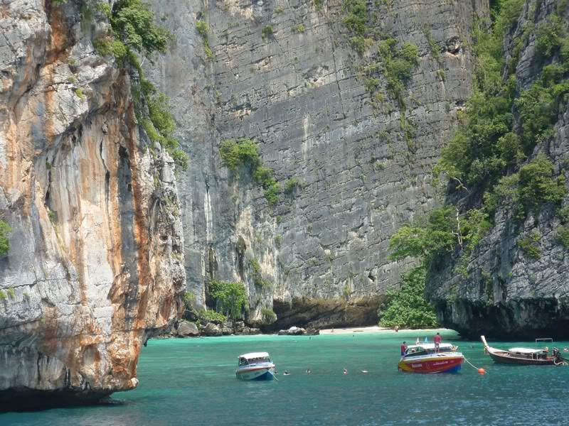 ai1353.photobucket.com_albums_q678_NECM_TourPhiPhi26Cpia_zpsdb3b4137.jpg