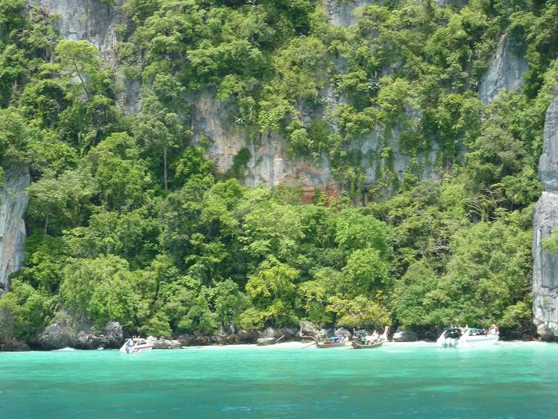 ai1353.photobucket.com_albums_q678_NECM_TourPhiPhi35Cpia_zps19012b6e.jpg