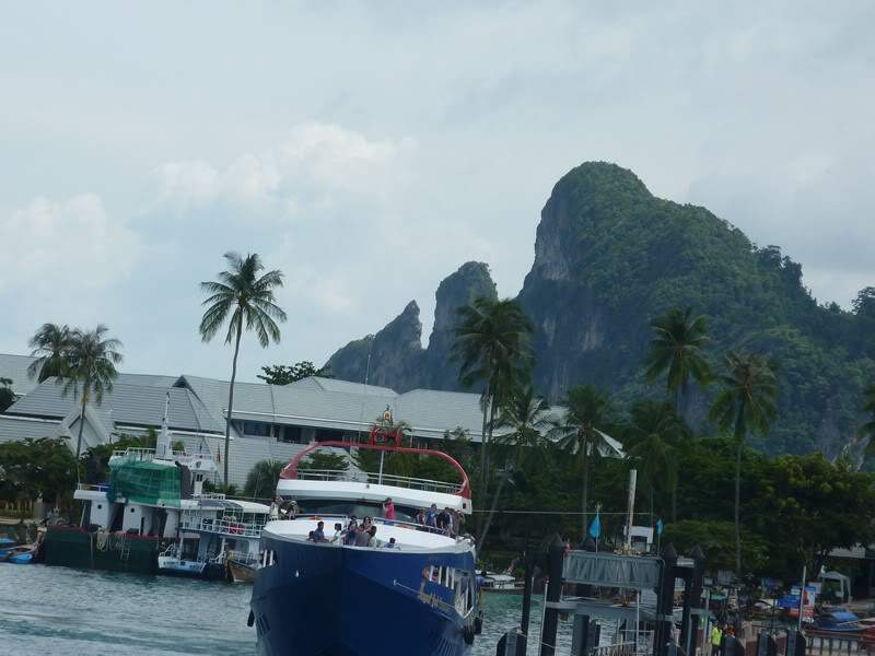 ai1353.photobucket.com_albums_q678_NECM_TourPhiPhi44Cpia_zps2a429fd6.jpg