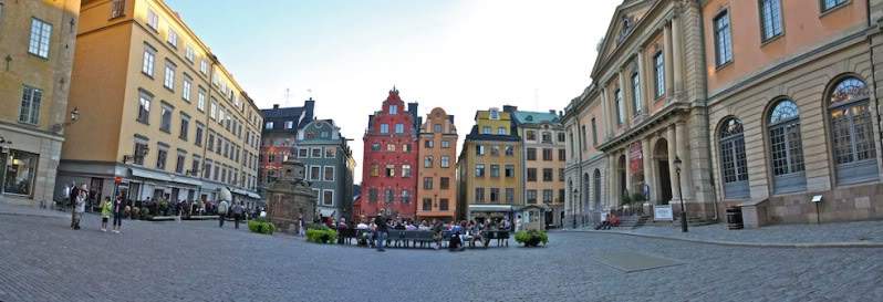 ai138.photobucket.com_albums_q278_CarlosLuz_Estocolmo_Dia1Pano2GamlaStan.jpg