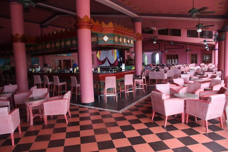 ai138.photobucket.com_albums_q278_CarlosLuz_Jamaica_00HotelBarInterior.jpg