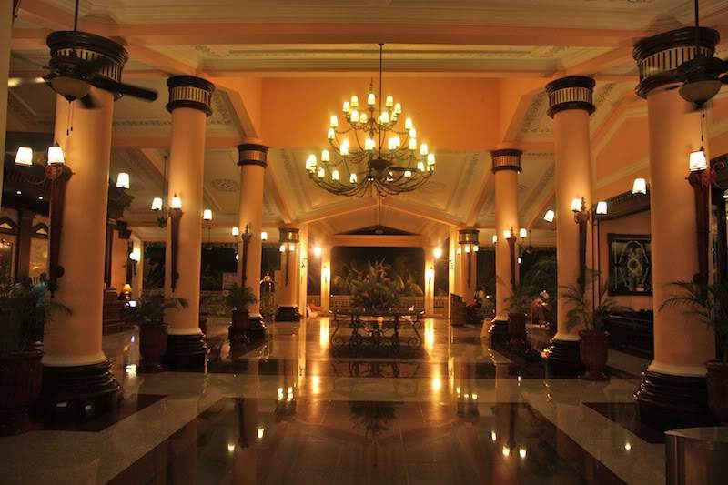 ai138.photobucket.com_albums_q278_CarlosLuz_Jamaica_00HotelLobby.jpg