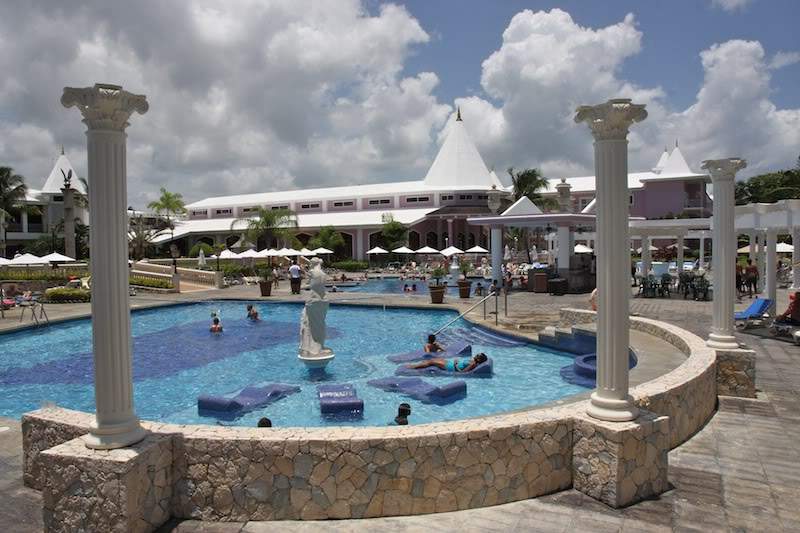 ai138.photobucket.com_albums_q278_CarlosLuz_Jamaica_00HotelPiscina.jpg