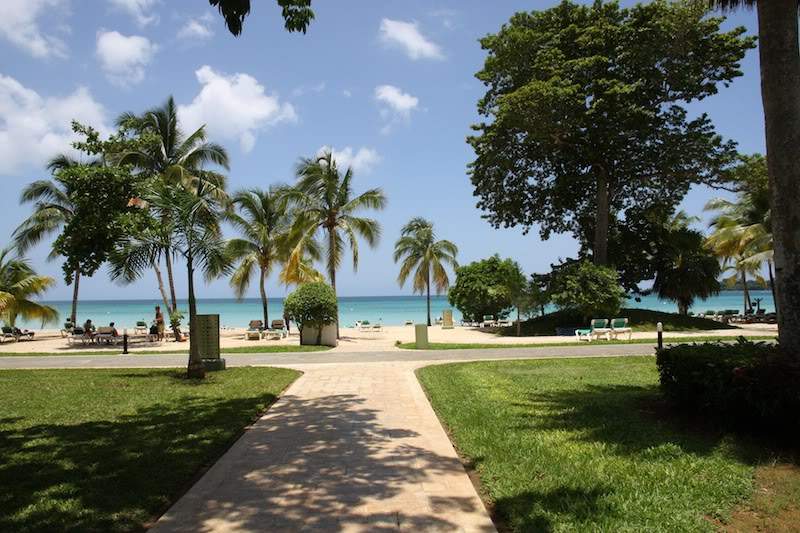 ai138.photobucket.com_albums_q278_CarlosLuz_Jamaica_01PraiaCaminho.jpg