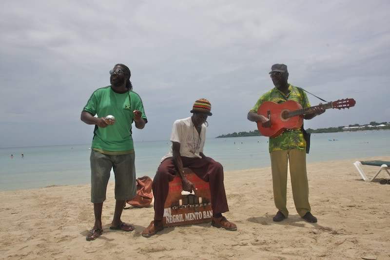 ai138.photobucket.com_albums_q278_CarlosLuz_Jamaica_01PraiaReggae.jpg