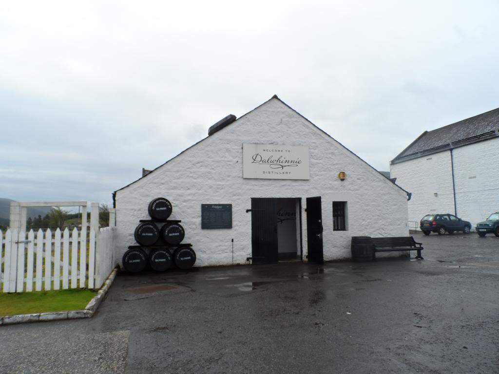 ai225.photobucket.com_albums_dd306_aserodio_Scotland_Dalwhinnie_20Destilary_SAM_0575_zps62f87235.jpg