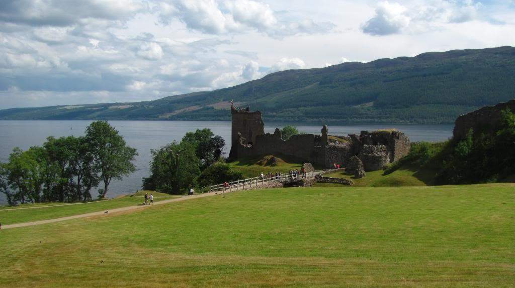 ai225.photobucket.com_albums_dd306_aserodio_Scotland_Urquhart_20Castle_IMG_3235_zps34fd0b1d.jpg