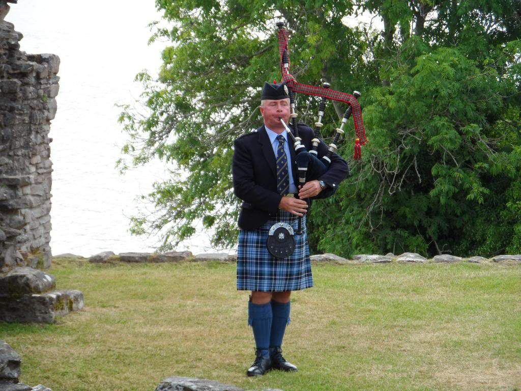ai225.photobucket.com_albums_dd306_aserodio_Scotland_Urquhart_20Castle_SAM_0164_zpsbd9a6d79.jpg