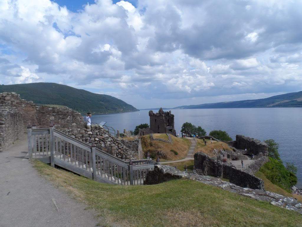 ai225.photobucket.com_albums_dd306_aserodio_Scotland_Urquhart_20Castle_SAM_0199_zps7e31c064.jpg