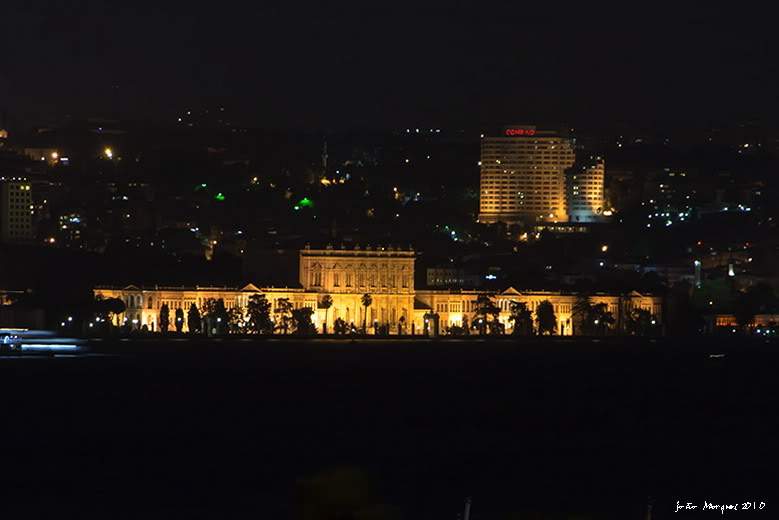ai225.photobucket.com_albums_dd86_JJPPMM_Istambul_Dolmabachenoite.jpg
