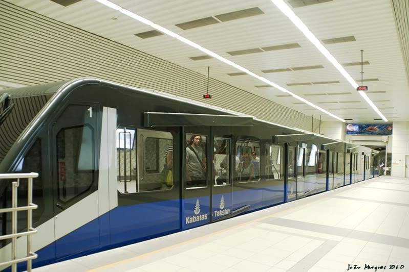 ai225.photobucket.com_albums_dd86_JJPPMM_Istambul_funicular.jpg