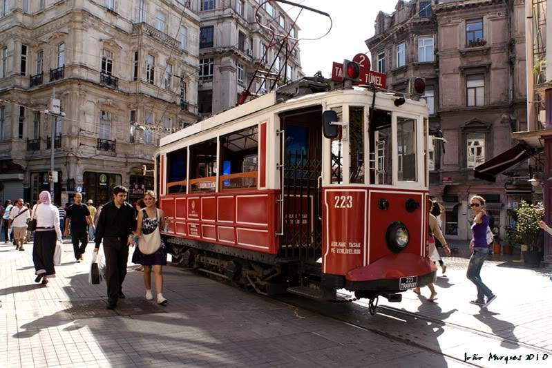 ai225.photobucket.com_albums_dd86_JJPPMM_Istambul_IstiklalCaddesi.jpg