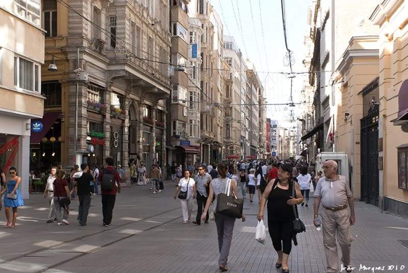 ai225.photobucket.com_albums_dd86_JJPPMM_Istambul_IstiklalCaddesi1.jpg