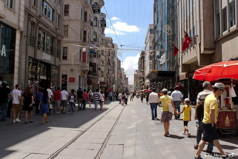 ai225.photobucket.com_albums_dd86_JJPPMM_Istambul_IstiklalCaddesi2.jpg