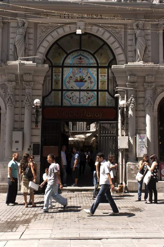ai225.photobucket.com_albums_dd86_JJPPMM_Istambul_IstiklalCaddesi3.jpg