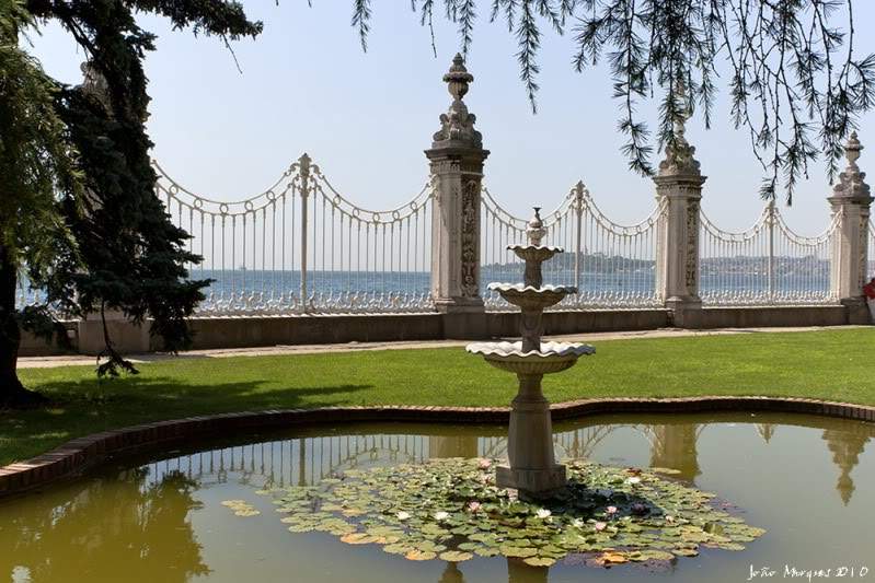 ai225.photobucket.com_albums_dd86_JJPPMM_Istambul_PalacioDholma4.jpg