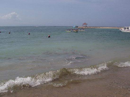 ai295.photobucket.com_albums_mm128_nunofneves_Margaridadf_20__20Bali_beach.jpg