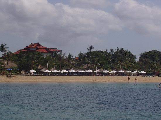 ai295.photobucket.com_albums_mm128_nunofneves_Margaridadf_20__20Bali_beach2.jpg