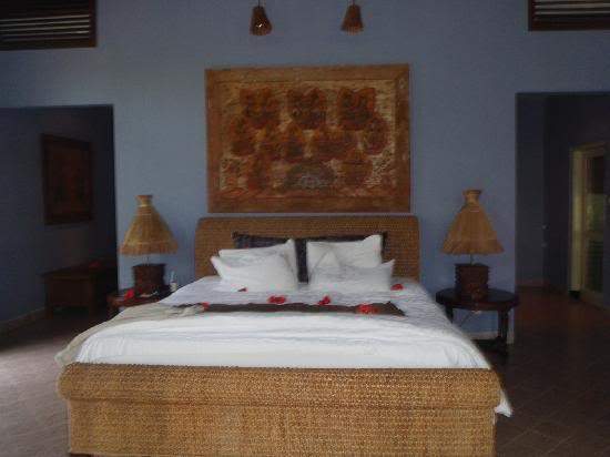 ai322.photobucket.com_albums_nn423_gfrz_Indonesia_hotel_tugu_lombok_room.jpg