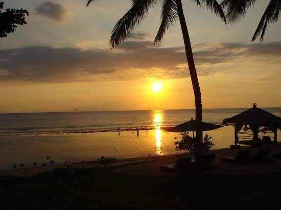ai322.photobucket.com_albums_nn423_gfrz_Indonesia_jeeva_klui_sunset.jpg