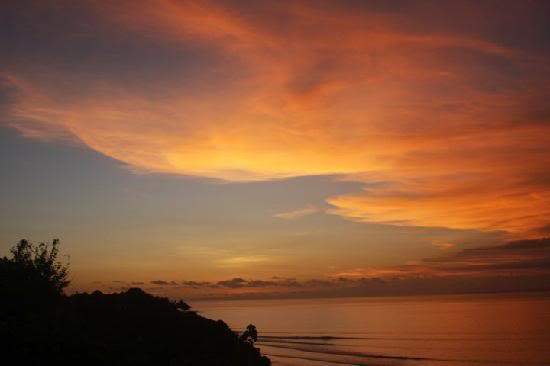 ai322.photobucket.com_albums_nn423_gfrz_Indonesia_the_temple_lodge_breathtaking_sunset.jpg