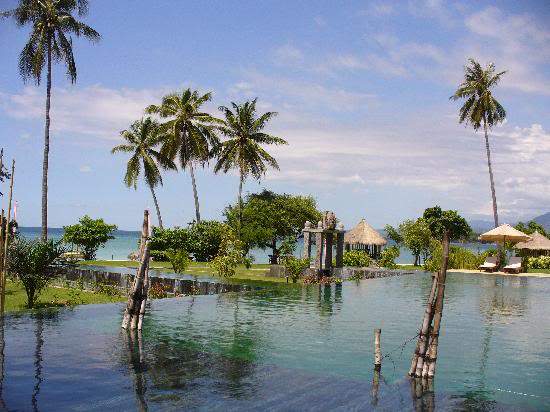 ai322.photobucket.com_albums_nn423_gfrz_Indonesia_tugu_lombok_view_of_pool_to_beach.jpg
